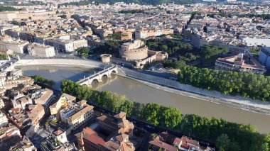 Roma 'daki Sant Angelo Kalesi Lazio İtalya. Şehir merkezindeki Landmark Ortaçağ binasının havadan görünüşü. Altyapı Skyline Gökdelenleri çarpıcı. Altyapı Mimarlık Şirketi. Roma Lazio.