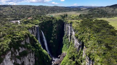 Cambara Do Sul Rio Grande Do Sul Brezilya 'daki Itaimbezinho Kanyonu. Uçurum tarafı, yukarıdan görünen yemyeşil ormanlarla çevrili. Açık Ülke Yolu Çarpıcı..