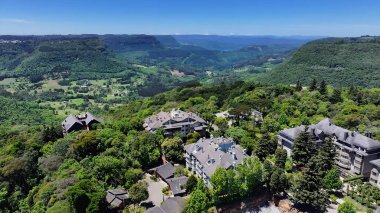 Rio Grande Do Sul Brezilya 'daki Quilombo Vadisi. Yüksek binaları ve trafiği olan hareketli bir şehrin havadan görünüşü. Altyapı Skyline Panoramik Şehir Görünümü Muhteşem.