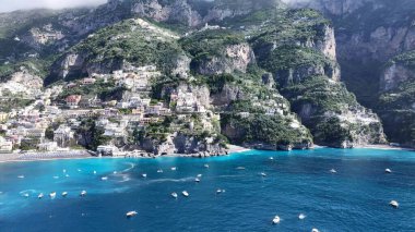 Positano Salerno İtalya 'daki Amalfi Sahili. Bereketli bir tropikal sahil manzarasının nefes kesici görüntüsü. Horizon Sahili Denizi kıyısında. Açık Sahil Panoramik. Positano Salerno.