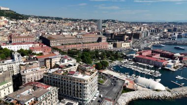 Napoli 'nin silueti Napoli Campania İtalya' da. İnanılmaz Skysraper 'lar ve caddedeki trafik yukarıdan izleniyor. İş Bulutları Gökyüzü Şehir Merkezi. İş dünyası geniş çaplı. Napoli Campania.