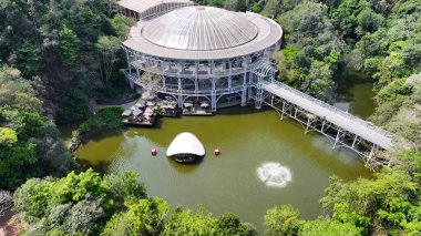 Curitiba Parana Brezilya 'da telgraf operası. Yeşillik ağaçlarıyla çevrili yeşil alanın havadan görünüşü. Şehir merkezindeki İş Gökyüzü Arkaplanı. Şehir merkezindeki panoramik işleri. Curitiba Parana.