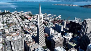 San Francisco 'daki Transamerica Piramidi, Amerika Birleşik Devletleri. Geniş Şehir Yayılmasına Bakan Tarihi Gökdelen. Şehir merkezinde Gökyüzü Bulutları. Şehir merkezinin dışında. Ünlü..