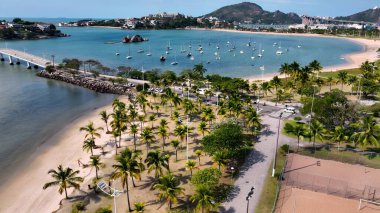 Vitoria Espirito Santo Brezilya 'daki sahil plajı. Kristal berrak sularla sersemletici sahilin havadan görünüşü. Metropolitan Manzara Gökdelenleri. Güzel. Metropolitan Şehir. Vitoria Espirito Santo.