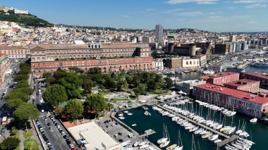 Napoli Campania İtalya 'daki Kraliyet Sarayı. Ülkenin federal yönetim binalarının nefes kesicisi. İş Bulutları Gökyüzü Şehir Merkezi. Panoramik Şehir. Napoli Campania.