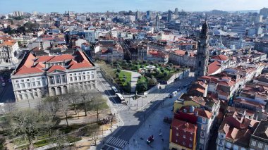 Porto Portekiz 'deki Clerigos Kilisesi. Şehirdeki ünlü kilisenin nefes kesici manzarası. Metropolitan Skyline Binaları Güzel. Bina Mimarlık Şirketi. Porto Portekiz.