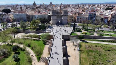 Serranos Kuleleri Valencia Valence Community İspanya 'da. Yüksek katlı binaların ve şehir yaşamını gösteren trafik gösterilerinin havadan görüntüsü. Metropol Manzarası Panoramik Şehir Manzarası Güzel.