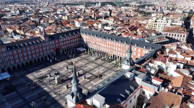 Madrid 'in Plaza Mayor' u. Yoğun caddeler ve binalarla çevrili bir şehir parkının havadan görünüşü. İş Bulutları Gökyüzü Şehir Merkezi. Panoramik Şehir. Madrid İspanya.