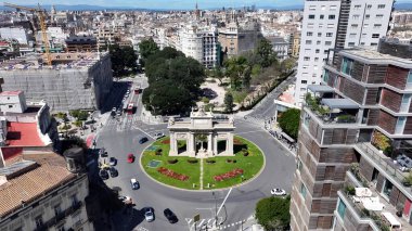 Valencia İspanya 'da Puerta De La Mar. Yukarıdan canlı bir şehrin telaş ve koşuşturmasını yakalamak. Şehir Gökyüzü Arkaplanı Kentsel. Şehrin yukarısında. Valencia İspanya.