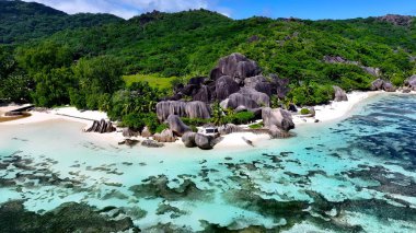La Digue Adası 'ndaki Anse Kaynağı D. Argent Victoria Seychelles. Büyüleyici Tropikal Sahne Sahnesi Yukarıdan Görünüyor. Sahil Bulutları Yaz mevsimi. Sahil Panorama. La Digue Adası Victoria.