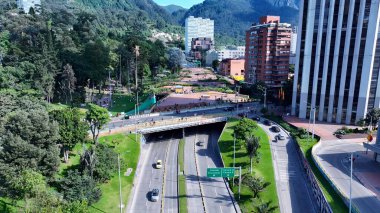 Bogota Cundinamarca Kolombiya 'daki Bogota Tabelası. Ünlü Botanik Bahçesi şehri geziyor. İş Bulutları Gökyüzü Şehir Merkezi. İş dünyası geniş çaplı. Bogota Cundinamarca.