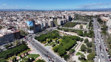 Valencia İspanya 'da Puerta De La Mar. Yüksek binaları ve trafiği olan hareketli bir şehrin havadan görünüşü. İş Bulutları Gökyüzü Şehir Merkezi. Panoramik Şehir. Valencia İspanya.