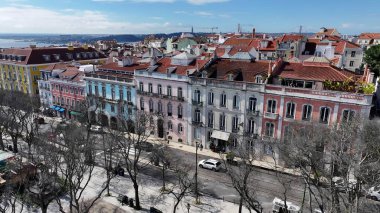 Sao Pedro de Alcantara 'nın Lizbon' daki bakış açısı. Yoğun caddeler ve binalarla çevrili bir şehir parkının havadan görünüşü. Metropolitan Peyzaj Ticari Binası Çarpıcı.