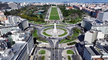 Lizbon 'daki Marques De Pombal Meydanı. Otobanda yoğun trafiğin nefes kesici hava manzarası var. Altyapı Skyline Panoramic City View Awesome. Altyapı Şehir Manzarası. Lizbon Portekiz.