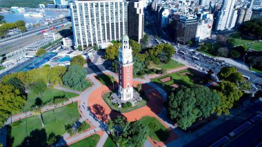 Buenos Aires Arjantin 'deki İngiltere Kulesi. İnanılmaz Skysraper 'lar ve caddedeki trafik yukarıdan izleniyor. Şehir Gökyüzü Arkaplanı Kentsel. Şehir merkezinin yukarısında. Buenos Aires Arjantin.