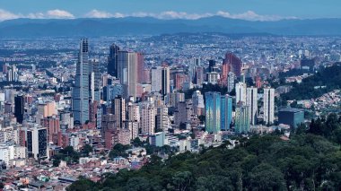 Bogota Bölgesi Başkenti Kolombiya 'daki Bogota Skyline. Kuşlar, sokaklar ve binalarla çarpıcı şehir manzarasına bakıyor. Altyapı Skyline Panoramic City View Awesome. Altyapı Şehir Manzarası.