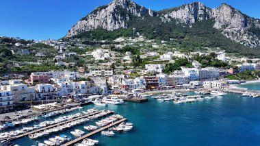 Napoli 'deki Capri Adası, Campania İtalya. Yaz tatilinde harika bir sahil manzarası olan kuş bakışı. Sahil Gökyüzü Sahil Kıyısı Yaz Zamanı. Seaside Beach Panoramik. Napoli Campania.