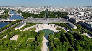 Fransa 'nın Paris' teki La Concorde Meydanı. Drone şehrin merkezindeki güzellik merkezini ele geçiriyor. Şehir Bulutları Gökyüzü Arkaplanı Şehir. Şehir dışındaki ünlü. Fransa ile Paris.