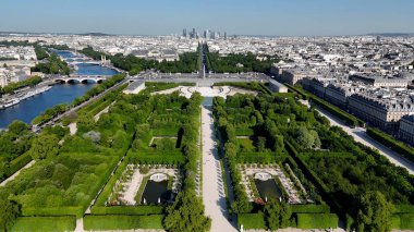 Champs Elysees Caddesi, Paris, Fransa. Ünlü Botanik Bahçesi şehri geziyor. İş Bulutları Gökyüzü Şehir Merkezi. Panoramik Şehir. Fransa ile Paris.