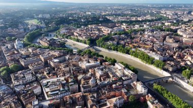 Roma 'da Günbatımı Roma silueti Lazio İtalya. Bereketli bir tropikal sahil manzarasının nefes kesici görüntüsü. Metropol Peyzaj Gökdelenleri Yapımı Meşgul. Metropole Town 'da. Roma Lazio.