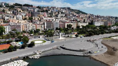 Napoli Campania İtalya 'daki Villa Comunale Parkı. Çağdaş binalarla dolu şehir merkezinin havadan görünüşü. Şehir Gökyüzü Arkaplanı Kentsel. Şehir merkezinin yukarısında. Napoli Campania.