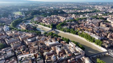 Roma 'daki Sunset Tiber Nehri Lazio İtalya. Yüksek binaları ve trafiği olan hareketli bir şehrin havadan görünüşü. İnşaat endüstrisi Skyline binaları meşgul. Endüstriyel Şehir Binaları. Roma Lazio.