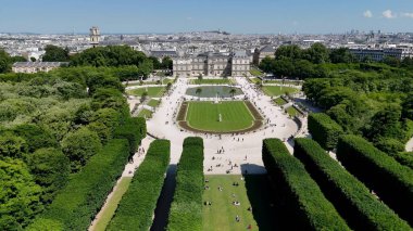 Fransa 'nın Paris şehrindeki Lüksemburg Bahçesi. Ünlü Botanik Bahçesi şehri geziyor. Şehir Gökyüzü Bulutları Şehir Arkaplanı. Şehir merkezinde geniş bir altyapı var. Fransa ile Paris.