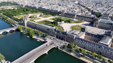 Paris 'teki Louvre Müzesi Ile De France. Şehrin ünlü bölgesindeki ortaçağ binasının kuş bakışı görüntüsü. İş Bulutları Gökyüzü Şehir Merkezi. Panoramik Şehir. Fransa ile Paris.