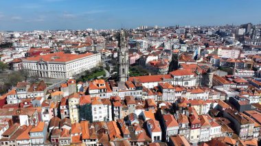 Porto Portekiz 'deki Clerigos Kilisesi. Güzel Manzaranın Ortasında Uzun Duran Kilisenin Kuş Gözü Manzarası. İş Bulutları Gökyüzü Şehir Merkezi. Özgeçmişleri meşhurdur. Porto Portekiz.