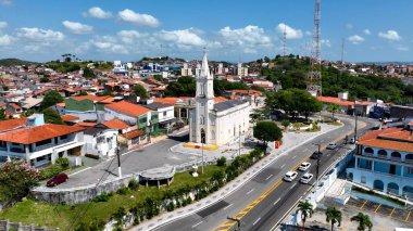 Aracaju Sergipe Brezilya 'daki Santo Antonio Hill. Güzel Manzaranın Ortasında Uzun Duran Kilisenin Kuş Gözü Manzarası. Şehir Bulutları Gökyüzü Arkaplanı Şehir. Şehir dışındaki ünlü. Aracaju Sergipe.