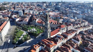 Porto Portekiz 'deki Clerigos Kulesi. Güzel Manzaranın Ortasında Uzun Duran Kilisenin Kuş Gözü Manzarası. Altyapı Skyline Gökdelenleri çarpıcı. Altyapı Mimarlık Şirketi. Porto Portekiz.