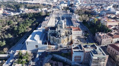 Madrid 'deki Madrid Kraliyet Sarayı. Göz kamaştırıcı Barok Kilisesi manzarayla çelişiyor. Şehir merkezindeki iş dünyası. İş geçmişleri ünlüdür. Madrid İspanya.