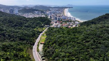 Camboriu Santa Catarina Brezilya 'daki sahil yolu. Çağdaş binalarla dolu şehir merkezinin havadan görünüşü. Horizon Sahili Denizi kıyısında. Deniz kenarı seyahati. Camboriu Santa Catarina.