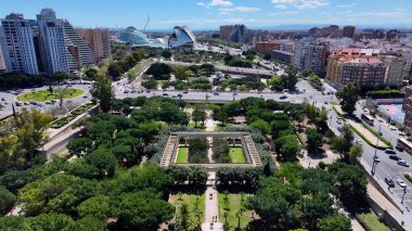 Valencia Valence Community İspanya 'daki Turia Gardens. İnanılmaz Skysraper 'lar ve caddedeki trafik yukarıdan izleniyor. Metropol Manzarası Panoramik Şehir Manzarası Güzel. Kentsel Panoramik Şehir Görünümü.