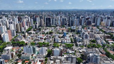 Curitiba Parana Brezilya 'da Curitiba Skyline. Şehir merkezinin modern binalarla dolup taşması. Şehir Gökyüzü Arkaplanı Kentsel. Şehir merkezinin yukarısında. Curitiba Parana.