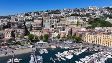 Napoli 'nin silueti Napoli Campania İtalya' da. Yaz tatilinde harika bir sahil manzarası olan kuş bakışı. İnşaat Manzarası Panoramik Şehir Görünümü Meşgul. Panoramik Şehir Manzarası. Napoli Campania.