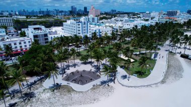 Miami Beach Skyline, Amerika Birleşik Devletleri. Büyüleyici Tropikal Sahne Sahnesi Yukarıdan Görünüyor. Sahil Bulutları Yaz mevsimi. Sahil Panorama. Miami Plajı Florida.