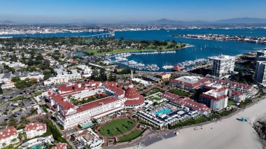 San Diego, Kaliforniya 'daki Conorado Oteli. Yukarıdan canlı bir şehrin telaş ve koşuşturmasını yakalamak. Horizon Sahili Denizi kıyısında. Shore Seaside Panning Wide 'da. San Diego California.