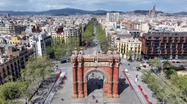 Barcelona Katalonya İspanya 'da Barselona Skyline. Yeşillik ağaçlarıyla çevrili yeşil alanın havadan görünüşü. İş Bulutları Gökyüzü Şehir Merkezi. İş dünyası geniş çaplı. Barselona Katalonya.