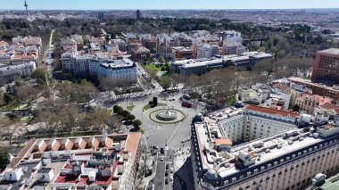 Madrid 'deki Neptuno Çeşmesi. Şehir merkezinin modern binalarla dolup taşması. Şehir merkezinde Gökyüzü Bulutları. Şehir merkezinin dışında. Ünlü. Madrid İspanya.