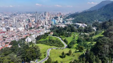 Bogota Bölgesi Başkenti Kolombiya 'daki Bogota Skyline. Gökdelenleri Şehir Merkezi Şehir Yaşamını Yansıtıyor. Endüstriyel Peyzaj Ticari Binası Güzel. Endüstriyel Şehir.