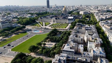 Des Invalides Müzesi Paris Ile De France 'da. Şehrin ünlü bölgesindeki ortaçağ binasının kuş bakışı görüntüsü. İş Bulutları Gökyüzü Şehir Merkezi. Arkaplan Panoramik Şehir.