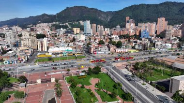 Bogota Bölgesi Kolombiya 'daki Rönesans Parkı. Yeşillik ağaçlarıyla çevrili yeşil alanın havadan görünüşü. Şehir Gökyüzü Arkaplanı Kentsel. Açık Arkaplan Panoramik Şehir.