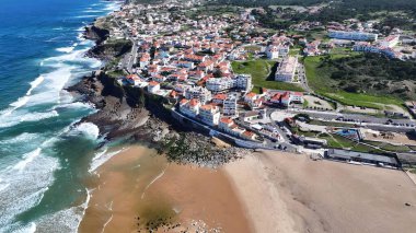 Sintra Lizbon Bölgesi Sahil Köyü Portekiz. İnanılmaz Skysraper 'lar ve caddedeki trafik yukarıdan izleniyor. Shore Clouds Plaj Denizi. Shore Beach Sahili Sahil Hattı. Sintra Lizbon Bölgesi.