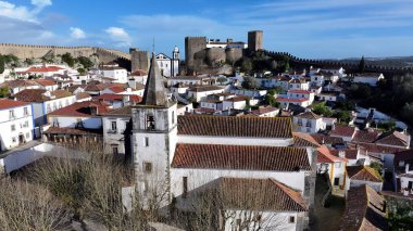 Portekiz 'in Obidos Leiria bölgesinde Obidos Skyline. Şehir merkezindeki Landmark Ortaçağ binasının havadan görünüşü. Metropolitan Skyline Binaları Güzel. Bina Mimarlığı Şirketi.