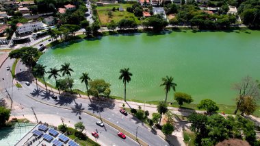 Pampulha Gölü, Belo Horizonte Minas Gerais Brezilya. Yeşillik ağaçlarıyla çevrili yeşil alanın havadan görünüşü. Şehir Bulutları Gökyüzü Arkaplanı Şehir. Şehir dışındaki ünlü. Belo Horizonte Minas Gerais.