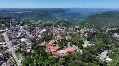 Gramado Rio Grande Do Sul Brazil 'de Gramado Skyline. Çağdaş binalarla dolu şehir merkezinin havadan görünüşü. Endüstriyel Peyzaj Ticari Binası Güzel.