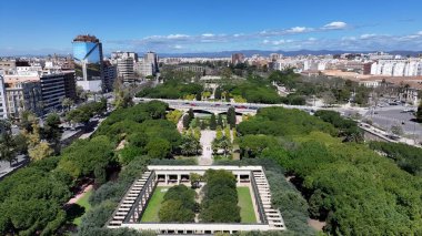 Valencia İspanya 'daki Turia Bahçeleri. Ünlü Botanik Bahçesi şehri geziyor. İş Bulutları Gökyüzü Şehir Merkezi. Özgeçmişleri meşhurdur. Valencia İspanya.
