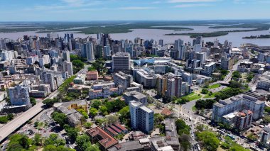 Porto Alegre Skyline In Porto Alegre Rio Grande Do Sul Brazil. Yukarıdan canlı bir şehrin telaş ve koşuşturmasını yakalamak. İnşaat Peyzajı Panoramik Şehir Görünümü Meşgul.