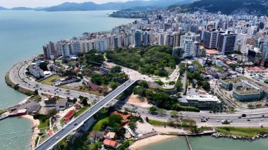 Florianopolis 'teki Florianopolis Skyline, Santa Catarina Brezilya. İnanılmaz Skysraper 'lar ve caddedeki trafik yukarıdan izleniyor. Şehir Gökyüzü Arkaplanı Kentsel. Açık Arkaplan Panoramik Şehir.